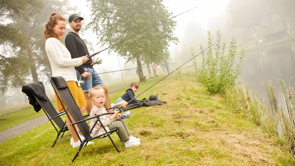 Det blev inget napp för Stina Söderberg och Andreas Markström som deltog i fiskepremiären tillsammans med barnen Alice och Carl Söderberg.