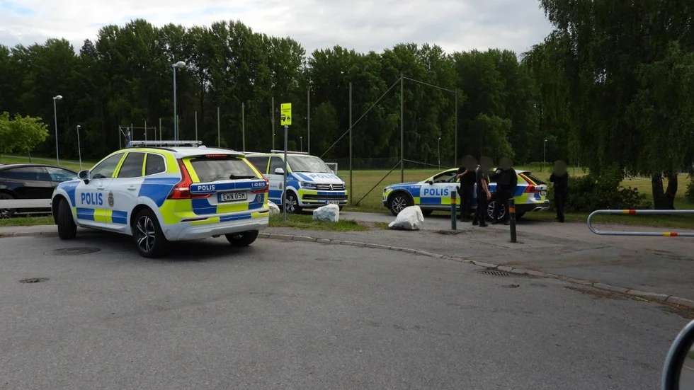 Polisen på plats vid Klockaretorpsskolan efter att ha larmats om ett bråk.