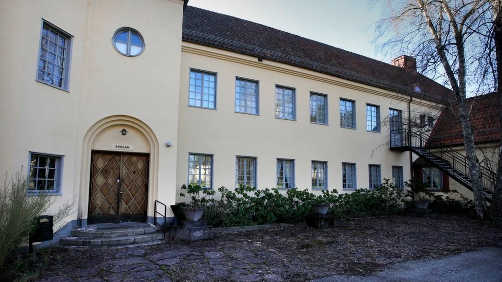 Solbacka, före detta internatskola och asylboende, ligger ute till försäljning. Första klienterna har visats runt i byggnaderna, men inget är klart.