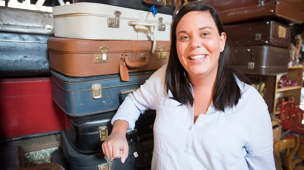 "Hänga på flygplatsen, det är coola grejer", säger Josefin Andersson. Jobbet hon har där innebär så mycket mer än att "hänga".