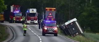 Lastbil körde i diket och välte – anledning oklar