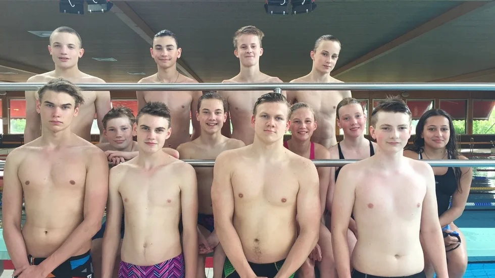 Simmare i Katrineholms simsällskap som deltar i Esbjerg Swim cup 2017. Bakre raden från vänster: Anders Malmberg, Erik Aldrin, Anton Rautiainen, Filip Rautiainen. Mitten: Jonathan Grotherus, Olle Pettersson, Filippa Karlsson, Linnea Fredriksson, Alicia Ferjani. Fram: John Aldrin, Kevin Grahn, Emil Kernen, Amadeus Ahlman.