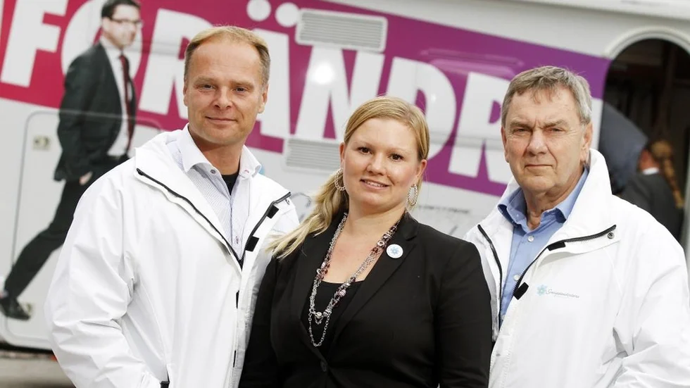 Stefan Jakobsson och Lina Boy vill se en ny skolmyndighet. På bilden finns även riksdagspolitikern Roger Richtoff.
