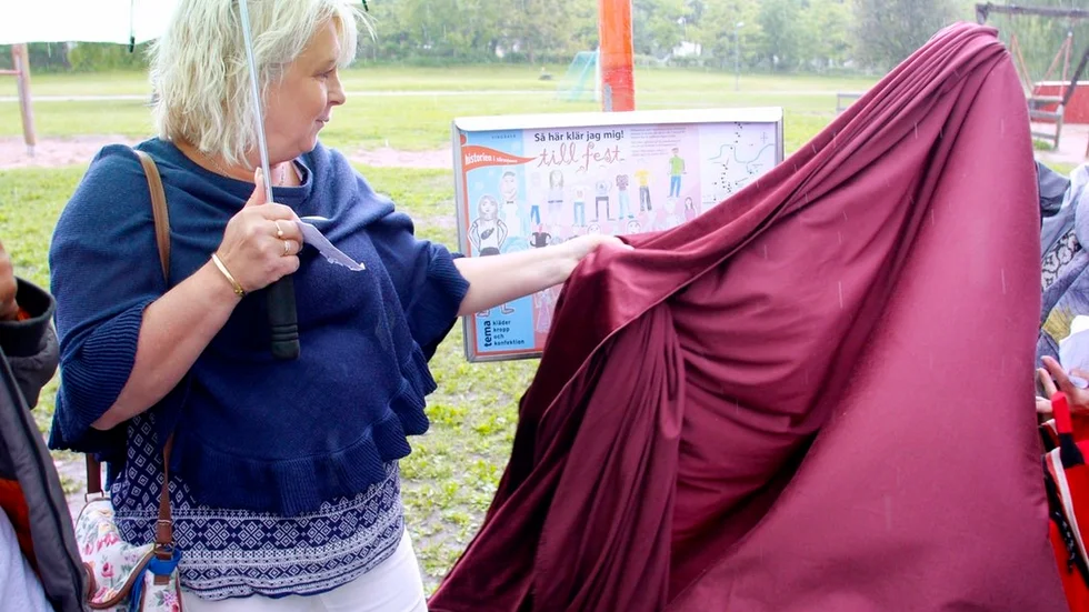Helena Edrenius konstaterade i sitt tal att det är en trevlig och rolig tradition att byta ut skylten varje år.