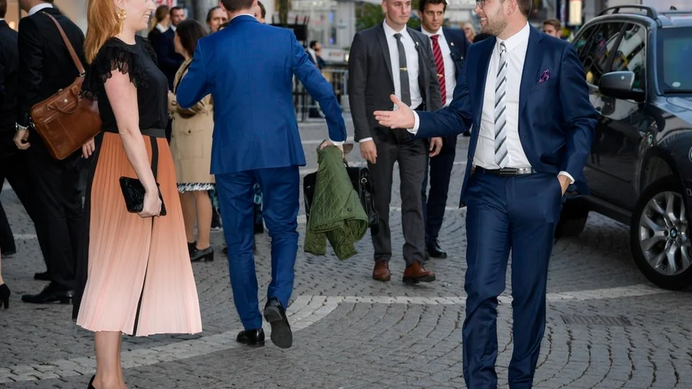 Sverigedemokraternas Jimmie Åkesson vill fälla statsminister Stefan Löfven i en misstroendeomröstning. Men det finns fullgoda skäl att övriga oppositionen, som Centerledaren Annie Lööf, behåller kylan.
