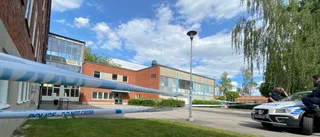 Grovt våldsbrott vid Eskilstunaskola – knivskuren förd till sjukhus ✓Två killar anhållna