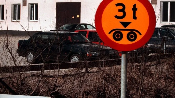 Bron över Nävån på Industrivägen i Nävekvarns tätort har av säkerhetsskäl varit stängd sedan 2004. Förhoppningsvis får långbänken sin lösning under 2017, skriver insändarskribenten. FOTO: JENS ALVIN
