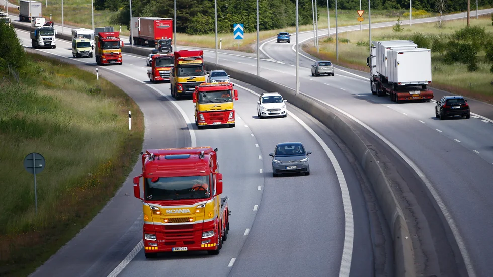 Cirka ett 50-tal bilar körde i kortegen för att hedra sin bortgångna kollega.