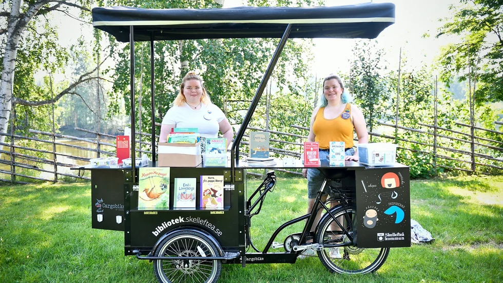 I sommar är Monika Oskarsson och Miriam Jacobsson med bibliotekscykeln på Kyrkholmen, Nordanå, i Skellefteås stadspark och vid Anderstorps lekplats. Vid dåligt väder finns de på Stadsbiblioteket. 
