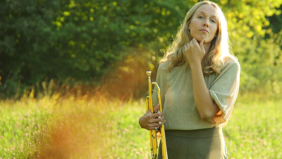 Nya stjärnskottet Linnea Jonsson visar upp sin talang på trumpet på nya albumet.