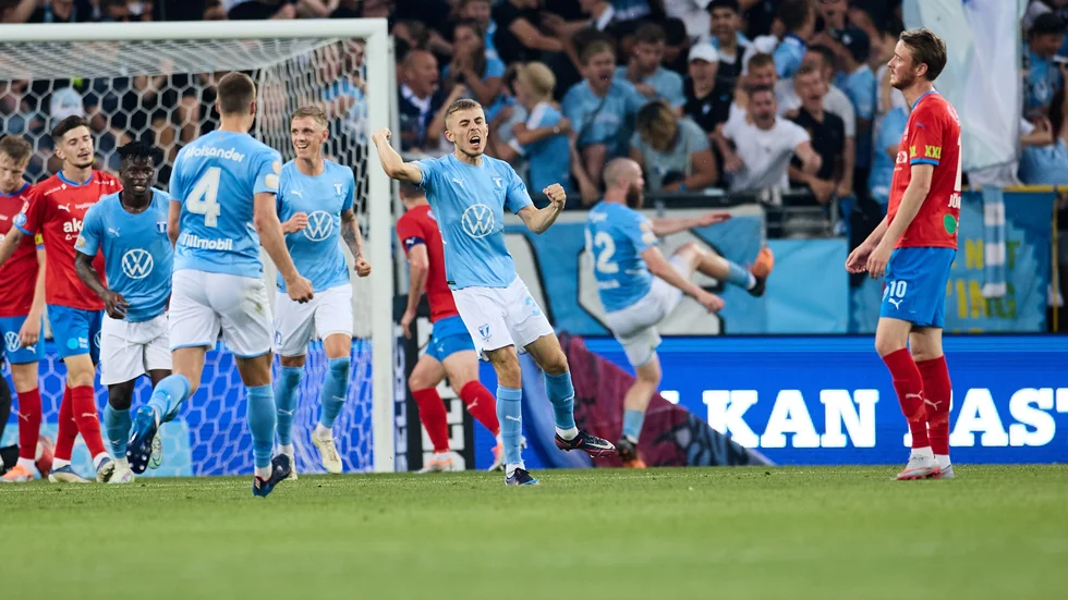 Malmö FF:s Patriot Sejdiu jublar efter sitt 2–1-mål hemma i Skånederbyt mot Helsingborg. Segermålet kom i den 91:a minuten.