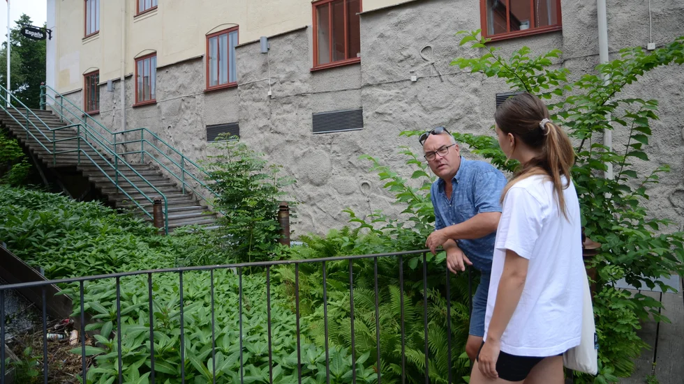 Stefan Andersson och Malin Andersson tittar på jättebalsaminen som har spridit ut sig ordentligt vid kraftverket.