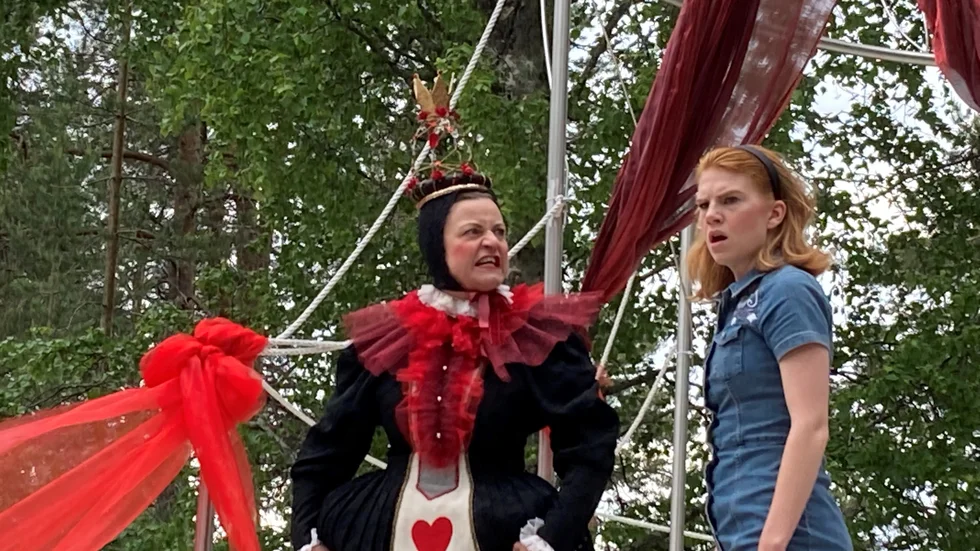 Charlotte Lindmark spelar drottningen Hjärter dam och Fedelia M. Nesi spelar Alice i sommarteatern på Gültzauudden.