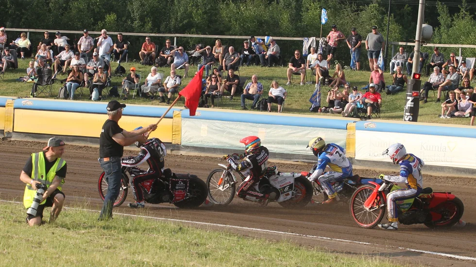 Piraterna och Indianerna fick rödflagg efter en felaktig start i derbyt i torsdags. Nu är det ny match hemma mot Lejonen för Piraterna i Motala på torsdag. Även då kan inte Jakub Jamrog vara med på grund av sin lower body-skada.