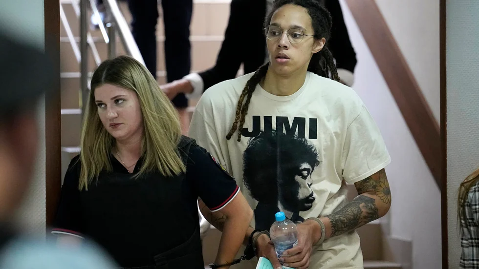 Brittney Griner eskorteras in i den ryska rättssalen.