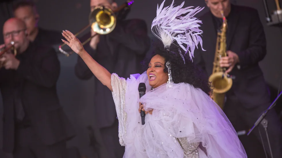 Diana Ross inledde eftermiddagsshowen i Somerset med ”I'm coming out” och framförde sedan sjutton låtar, både gamla och nya.