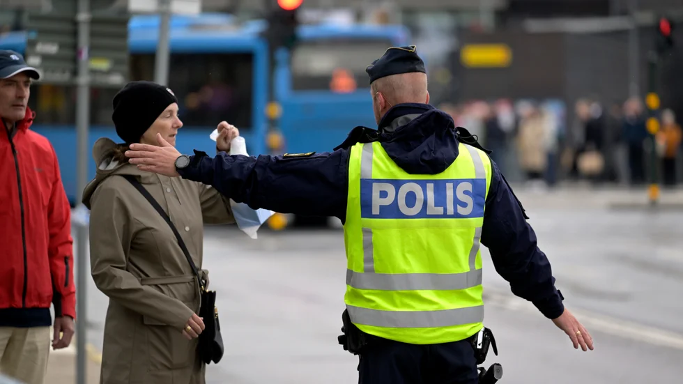 Likt vårt svenska samhälle är beroende av en polismakt som stablt och effektivt löser sina uppgifter så är den demokratiska världen beroende av ett USA som orkr vara världspolis och peka med hela armen när så behövs. 