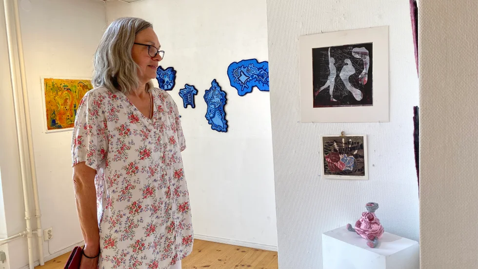 Tillbaka i samma rum efter 20 år. Anneli Lindberg, 61, som firar 20 år som bildkonstnär, visar virkat, tidig grafik och blandtekniker i utställningen i Lilla galleriet i Galleri Rådhuset i Söderköping.