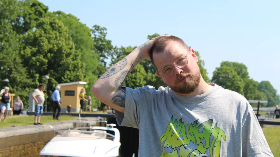 "Jag tror att om man gör sin omgivning enkel och härlig att vara i skriver man bättre musik" säger Pontus Kalm som efter sin Billboardplacering flyttat hem till Linköping. 