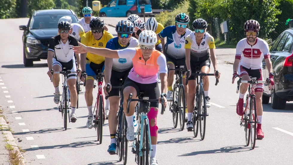Första gruppen Ride of Hope-cyklister svänger in till depån vid Ståthöga i Rejmyre.