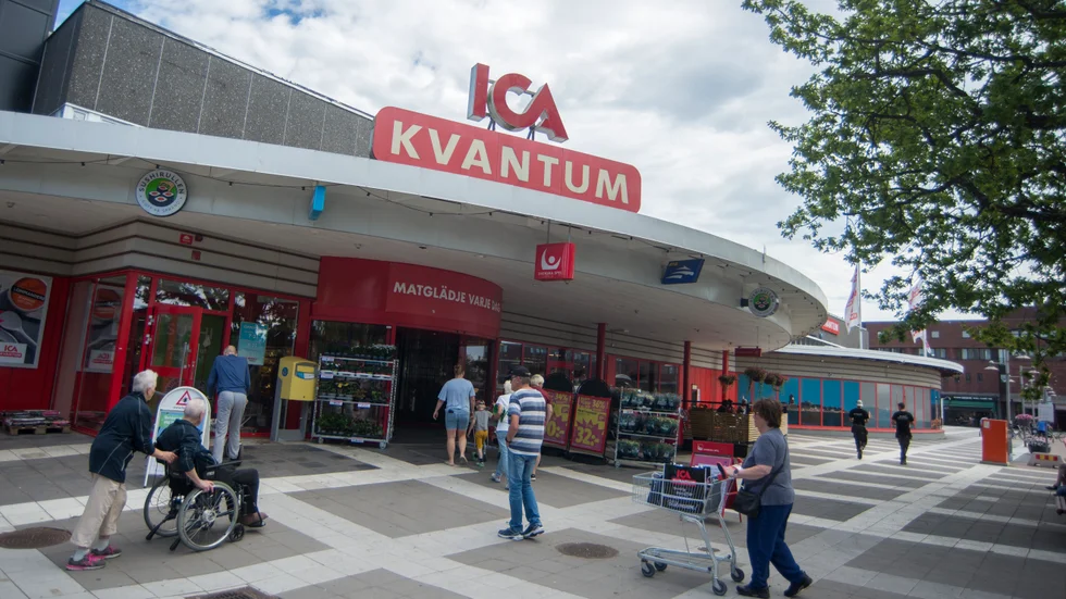 Ica Kvantum på Järntorget i Oxelösund har tagit bort seniorrabatten. "Några kommer säkert tycka att vi gör fel, men vi tror på att sänka priserna generellt för alla istället", säger butikschef Mathias Fernqvist.