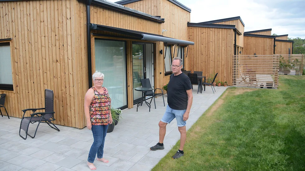 Grannarna Ann-Kristina Stenqvist och Torbjörn Damnielsson trivs i Vimmerbys senaste bostadsrätt i Vendledal där de köpt varsin av bostäderna. "Man har sitt eget, men ändå inte allt jobb och sånt som det blir med ett eget hus".