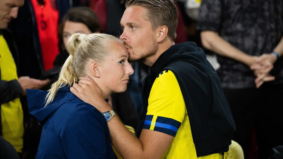 Pojkvännen Philip Håman tröstar Stina Blackstenius.