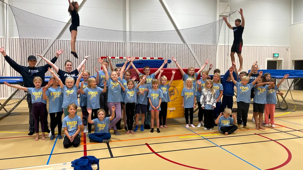 Under hela veckan håller Cirkusskolan till i Järvenhallen. Ledare i luften: Ella Forsmark, Liam Nicholls. Ledare på golvet, från vänster: Matteo Reimer, Emmy Eriksson, Isabella Lundvall.