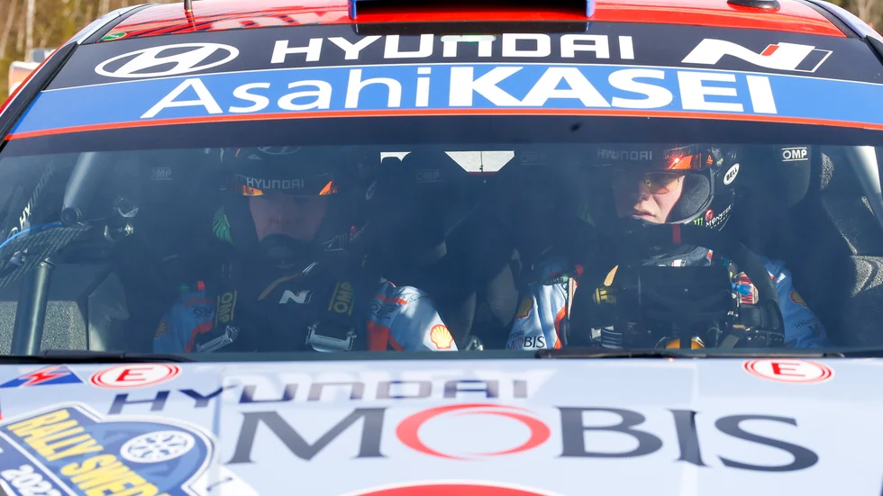 Oliver Solberg, och kartläsaren Elliot Edmondson, kraschade direkt på VM-rallyt i Jyväskylä, Finland. Arkivbild.