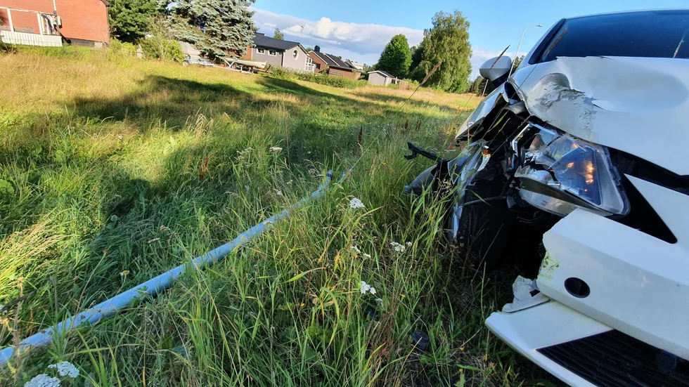 En bilist körde in i en lyktstolpe på Örnäsvägen. 