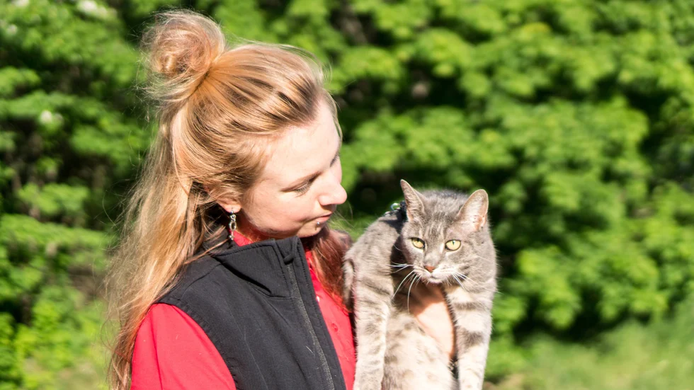 Sofie Enström med sin katt Pirella Furrytail, som kallas Ella.