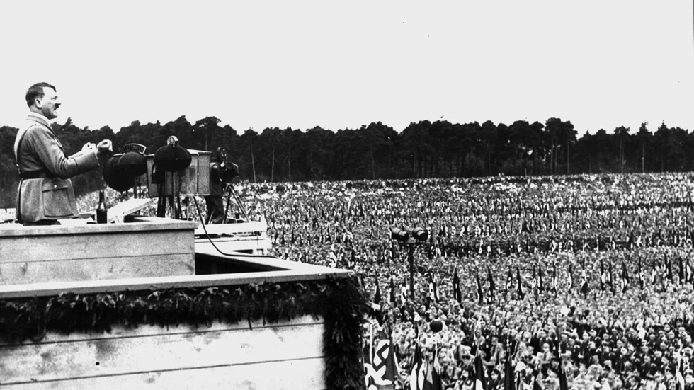 Adolf Hitler håller ett tal 1933.