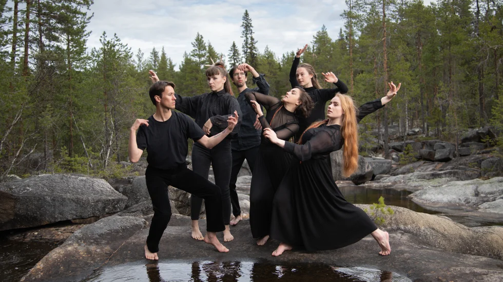 Med dans, musik, jojk och poesi berättar Skájdde om den samiska 1700-talskvinnan Rika-Maja, som ägde 3000 renar och som kunde styra vädret. Nu återvänder föreställningen till Storforsen. (Arkivbild)