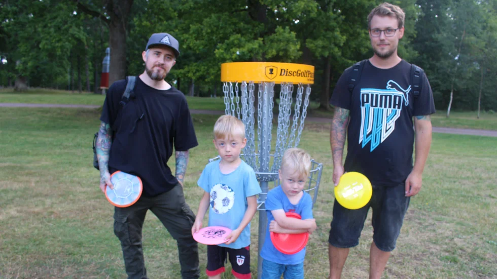 Jimi Åkesson, Colin Nord, Leo Nord och Mattias Nord spelar regelbundet på discgolfbanan i Hultsfred.