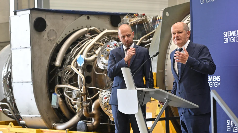 Olaf Scholz, till höger, bredvid Christian Bruch, vd på Siemens Energy.