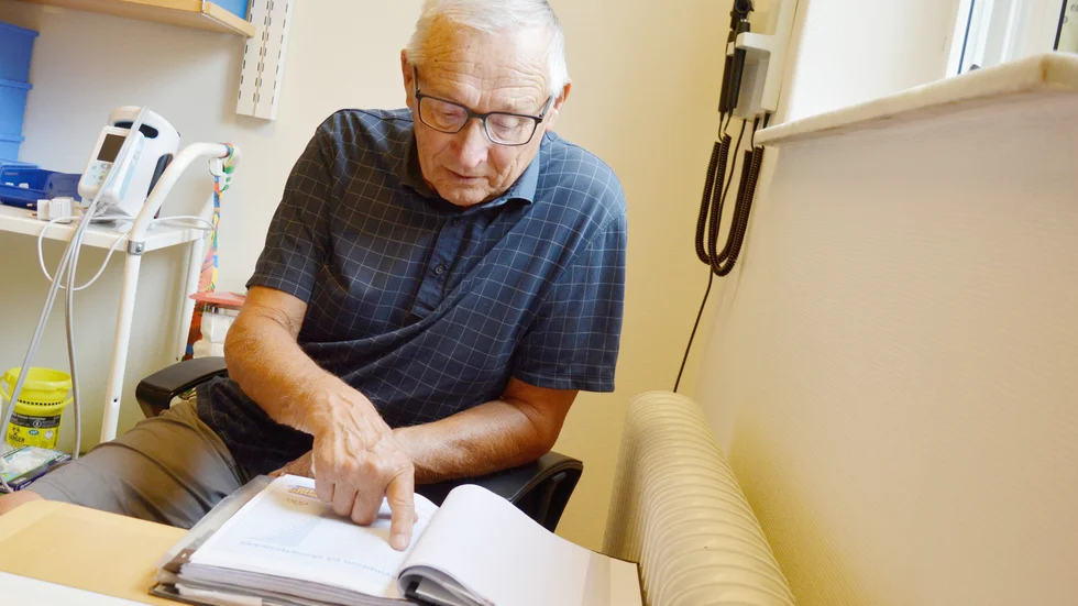 Åke har en pärm där han samlat information. Han dokumenterar även sin egen sjukdomsbild och förändringar. 