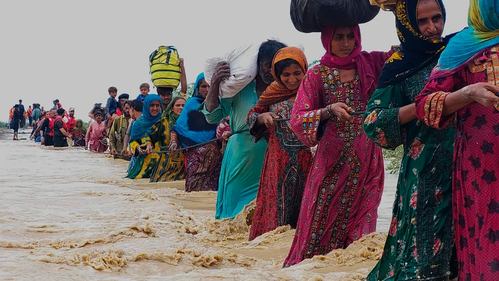 Forskare räknar med att vi inom ett par decennier kommer att ha uppåt en miljard klimatflyktingar i världen. På bilden evakueras bybor i sydvästra Pakistan på grund av översvämningar efter kraftiga regn.