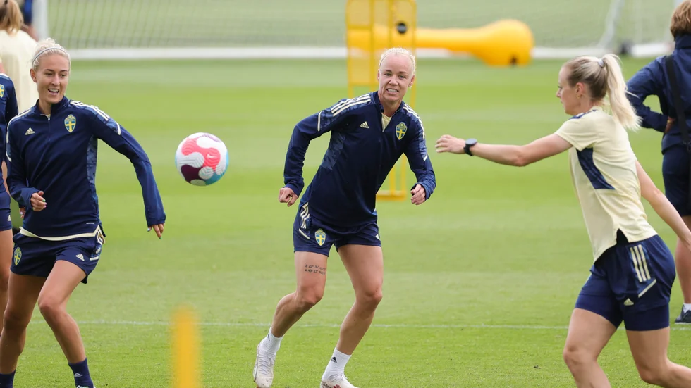 Sveriges lagkapten Caroline Seger, i mitten, tränade för fullt på måndagen, dagen före EM-semifinalen mot England.