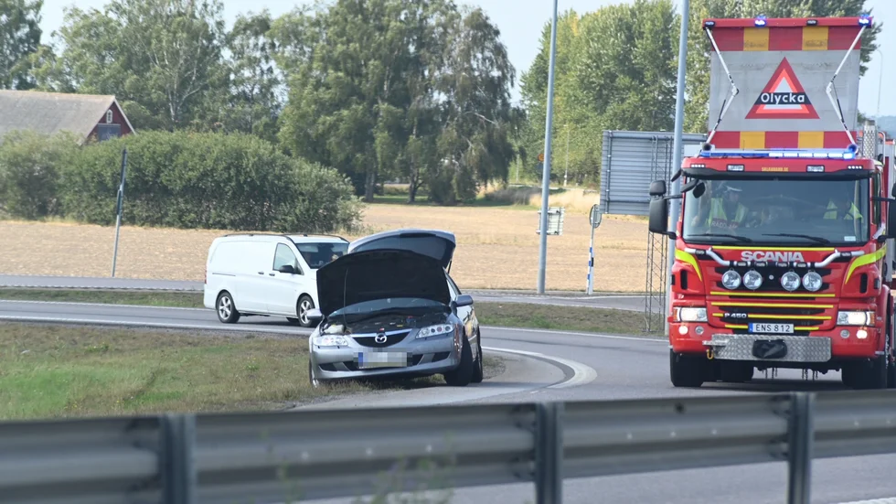 Räddningstjänsten fick rycka ut till en befarad bilbrand på en E4-avfart vid Linköping på fredagseftermiddagen.