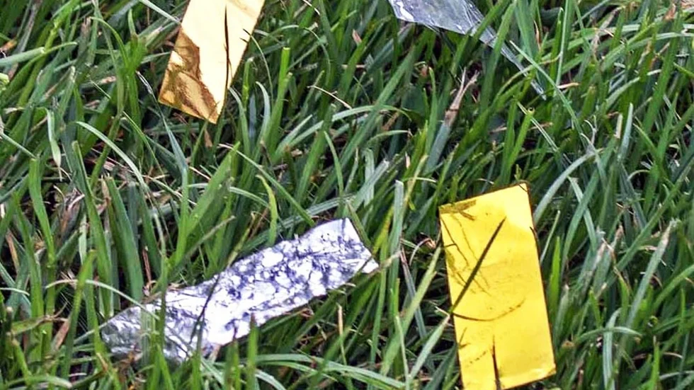 Plats- och metallickonfetti som kastas vid studentutsläppen är inte längre av papper utan av plast och metall, vilket inte är bra för miljön, skriver Peter Hennix.
