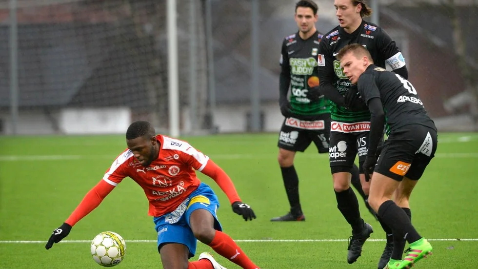 Christian Kouakou kämpade på bra och gjorde Bissarnas mål i ruskvädret i Varberg där gästerna från Nyköping kryssade mot superettanlaget.
