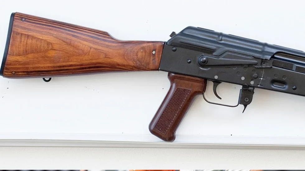 Polisen är säker på att skytten använde en automatkarbin av kalasjnikovmodell. Det är ett mycket kraftigt vapen avsett för militärt bruk. Vapnet på bilden är en arkivbild.