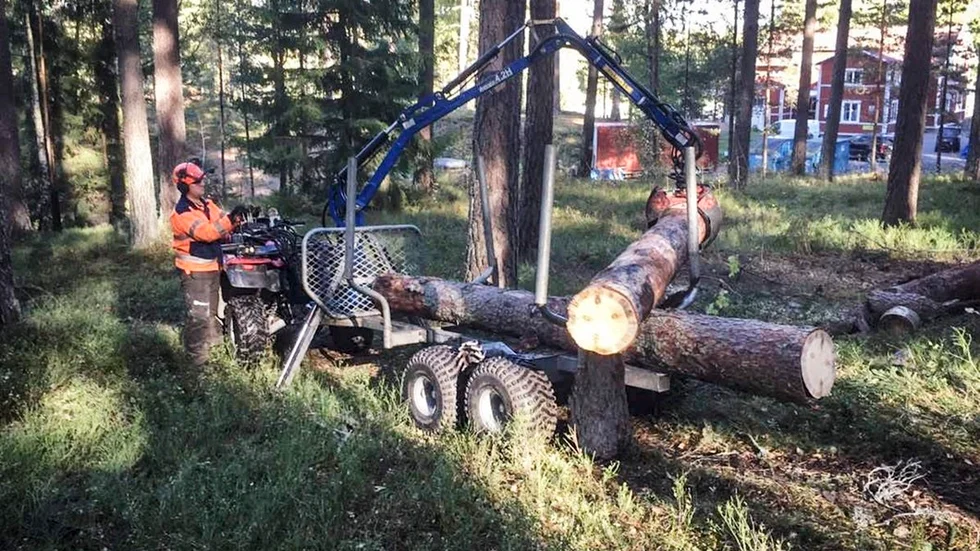 Kranskötaren Emil Fornander är en av alla som jobbar på att fixa till motionsspåret.