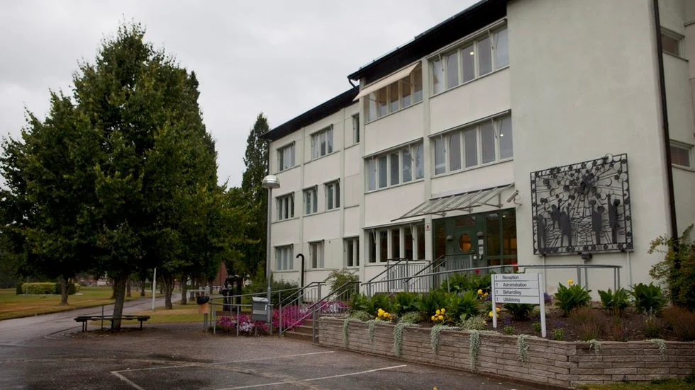 En patient på Karsudden, som begått en rad allvarliga sexualbrott mot barn, har avvikit och befinner sig på fri fot.