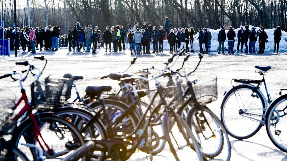 Elever står otåligt och väntar utanför Alpha inne i Nyköping efter ett av vinterns onödiga brandlarm.