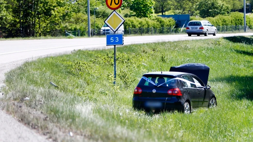 En av de inblandade bilarna stod kvar vid rondellen under måndagseftermiddagen.