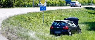 Krock vid Årbyrondellen – två personer till sjukhus