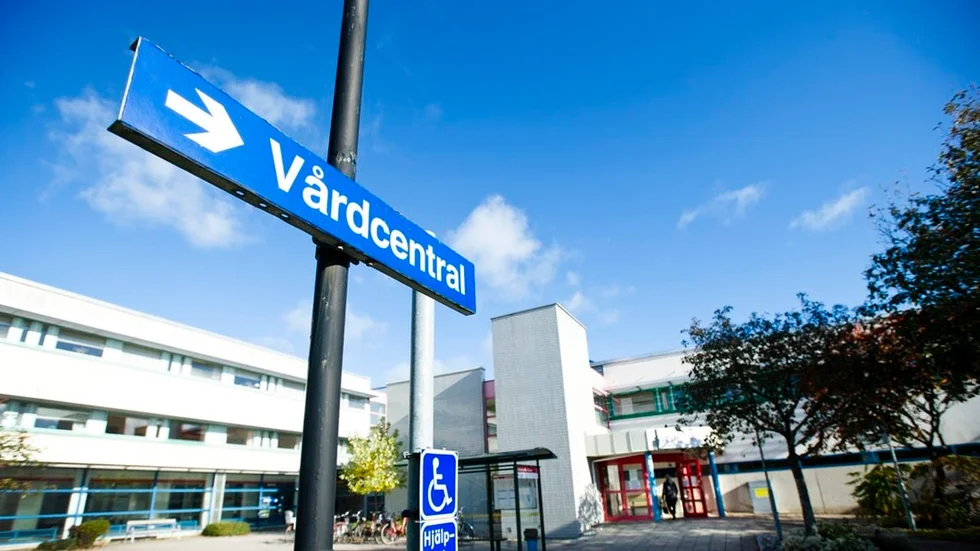 Bara sju av tio sörmlänningar som ringer sin vårdcentral får kontakt samma dag. Och inte ens sex av tio får den nödvändiga operation de utlovats inom 90 dagar. Vårdgarantin är en lagstadgad rättighet för patienter. Men ingen region klarar i dag att följa lagen, och Region Sörmland fixar det sämre än genomsnittet.
