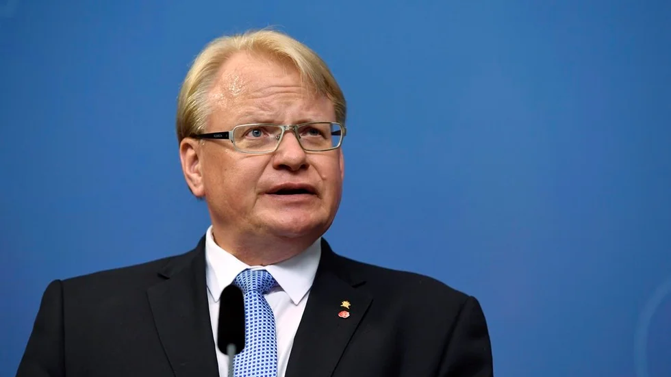 Försvarsminister Peter Hultqvist – ett rött skynke för Kreml och trollen som springer Kremls ärenden. "Hultqvists motståndare har stöttats av ryska lögner på nätet", påminner Hans Lindblad (L) om i UNT.