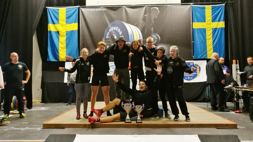 Stående från vänster Tuva Devad, Jonathan Bergkvist, Ayob Husein, Astrid Druga, Anton Malmström, Kevin Kurula, Tyyne Hanhela. Liggande, Oscar Gillström.